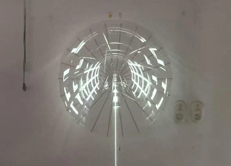 投影在墙面的白色几何结构